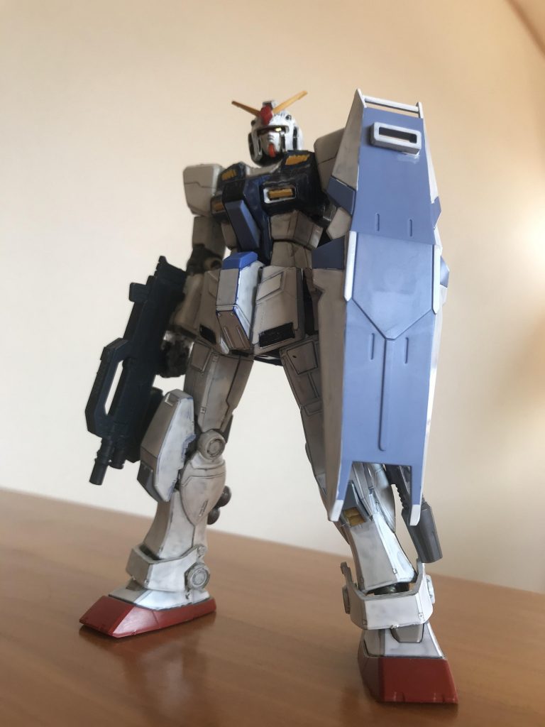 実際に様々なキットの継ぎ接ぎで、脚はジムスナカス、膝・フロントアーマー・胸・シールドはペイルライダー、股間のフレームはBD1、胴体・腕・アンテナはガンダム(HG191)、頭はヘビガン、バックパックはジムスストライカーです。他にもステイメンやガンキャノン、ジムスナⅡのパーツもあります