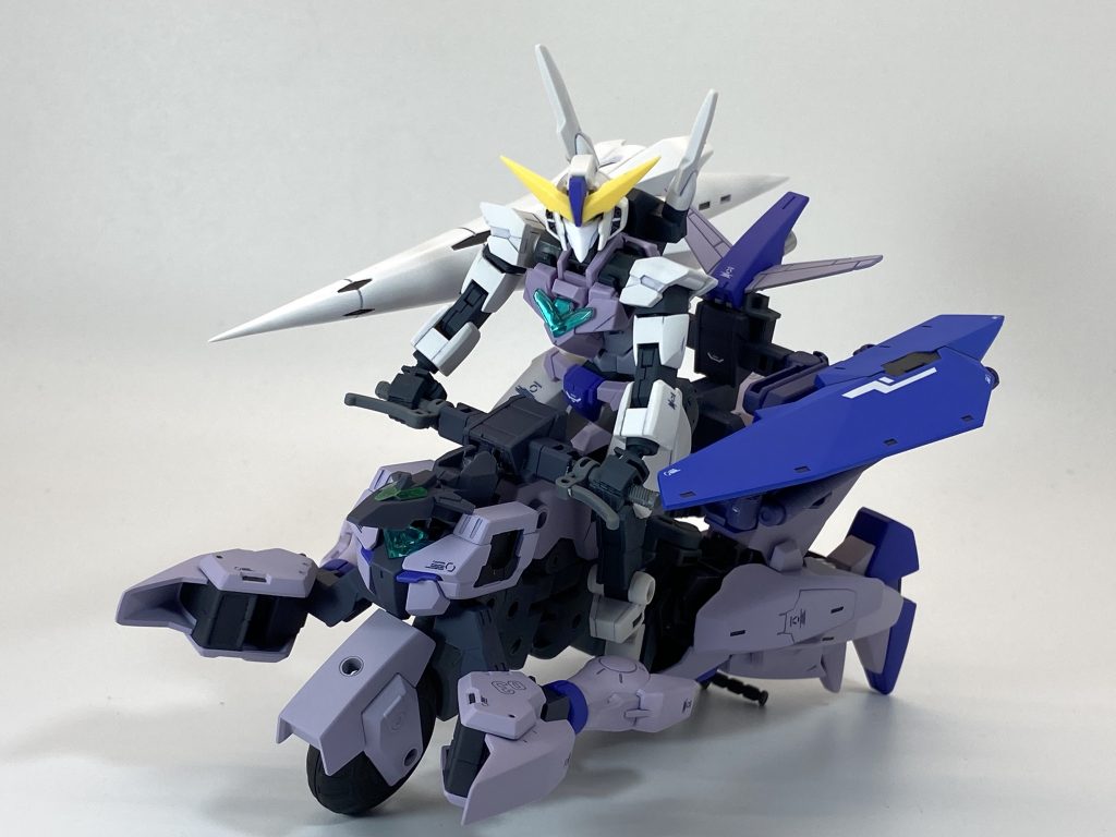 コアガンダムMark-IIIが騎乗しバイクとして地上を走行するほか車輪を水平に回転しホバー走行も可能。