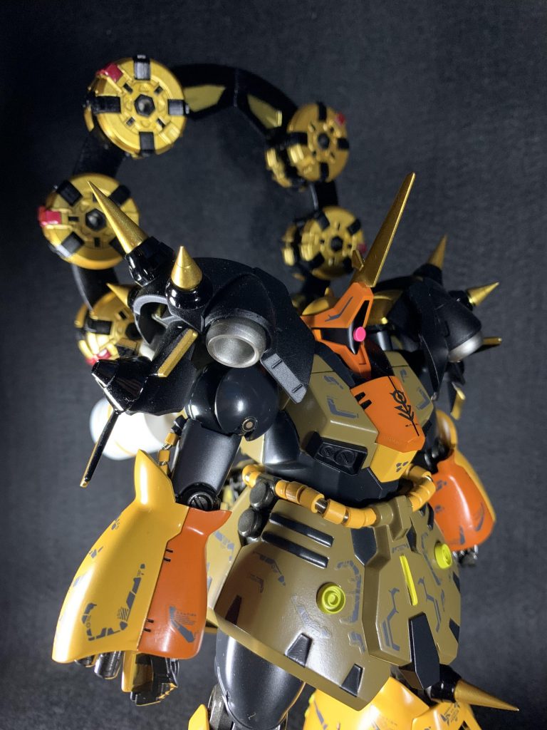 デカールはMYK DESIGNさんの物を数種類貼ってみました。ずっと、雷さまの虎柄っぽくなるデカールを探していて、ようやく「これだっ!」って思えたのが、このデカールでした。機械的模様ながら、どことなく虎の縞模様にも見える。そんなデカールを探していましたが、バッチシです!うーん、こんなにペタペタとデカールを貼ったのは初めてかも。「雷」の漢字は絶対に入れたかった!!