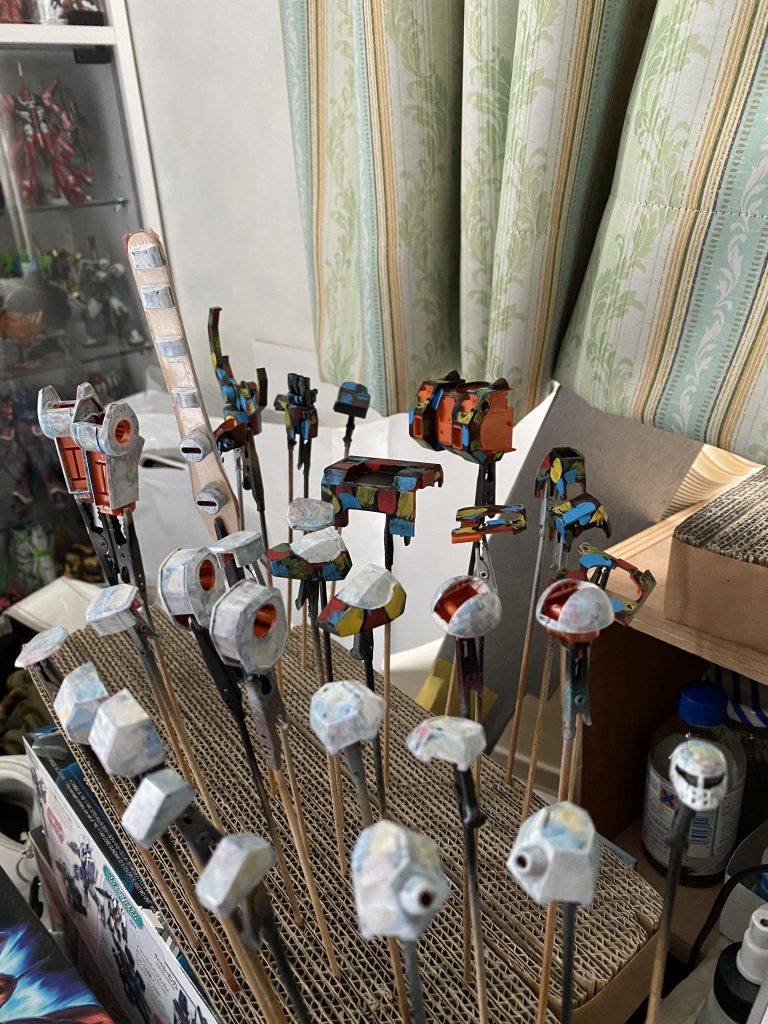 塗装中!オリジン系HGお決まりのレインボー迷彩からの筆塗り。