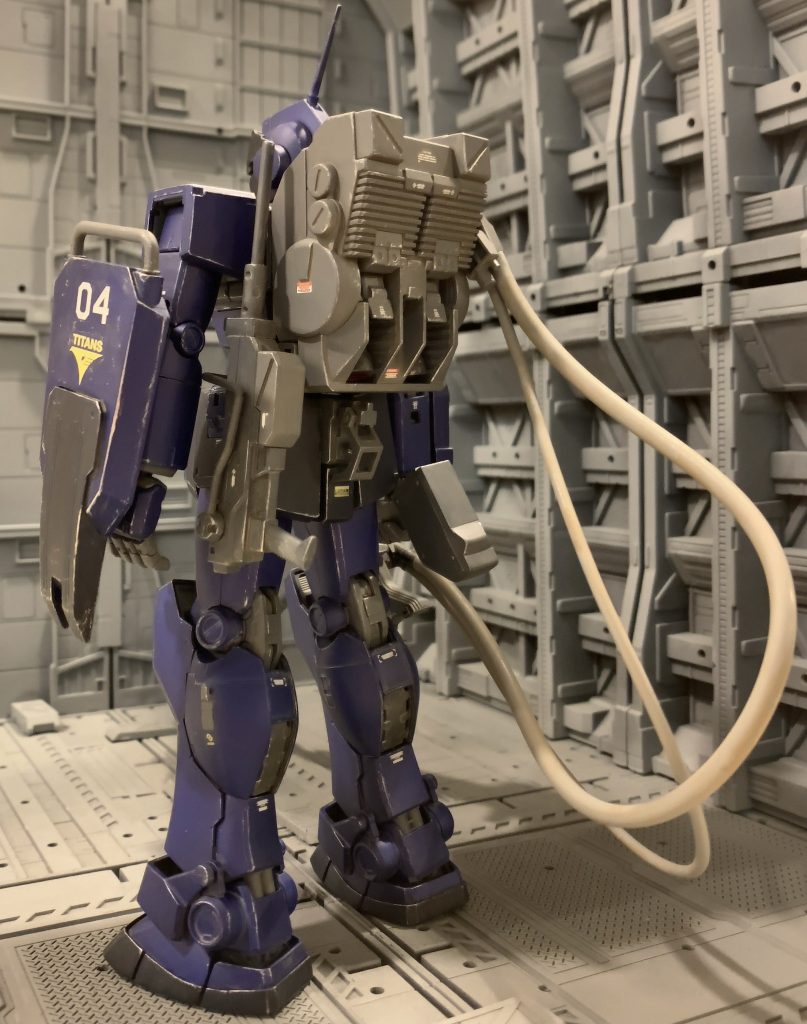 以下、オラ詳細設定です。総合性能としては新鋭機のジム・クゥエルやジム・キャノンⅡ等に見劣りしましたが、狙撃向けのセンサー類や制御システムは0084年当時でも十分通用する物であった為、狙撃に特化させたMSとして運用されました。一年戦争時に極東の一部部隊で試験的に運用されていた、ロングレンジビームライフルシステムが本機のメイン装備です。一年戦争時は陸戦型ジムに装備されていましたが、より高性能のジェネレータ、センサー、アクチュエーターを持つスナイパーカスタムが装備する事により、威力、精度、速射性、機動力の底上げを実現し、より長距離から敵機へのピンポイント攻撃を可能にしました。