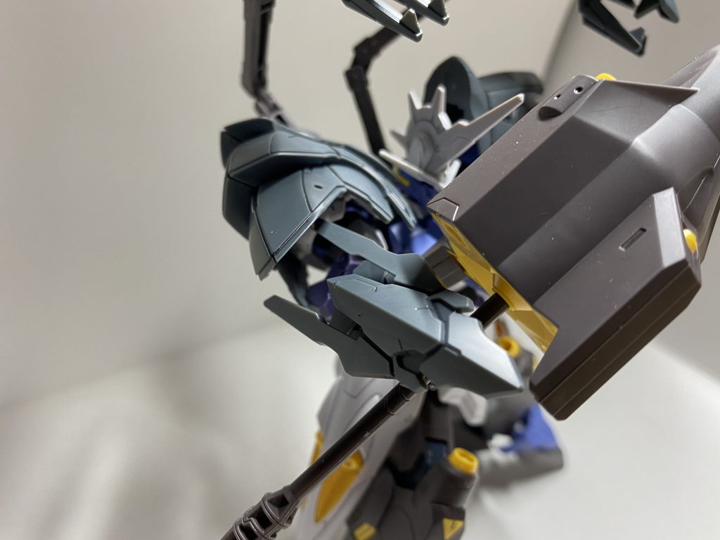 両腕に新たにシールドを追加して、右腕には籠手を追加しました。