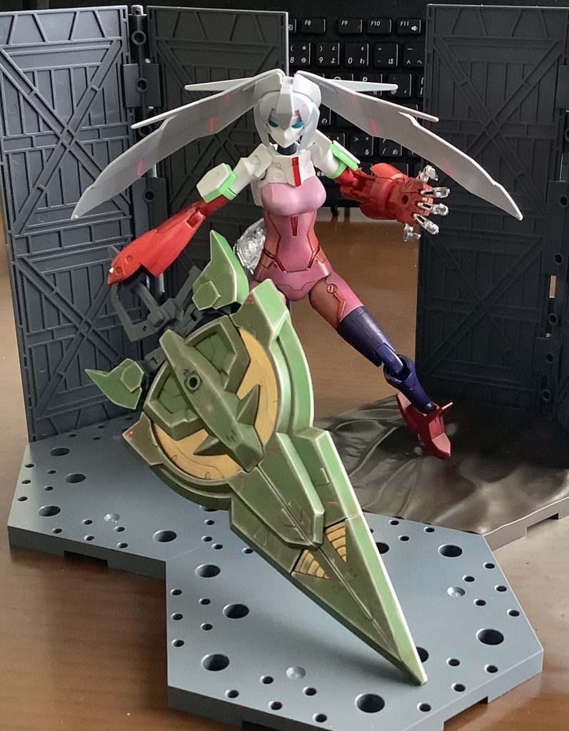 キットの目に瞳が無いのところで、ふとGガンダムのアレンビーを思い出し作成安直だけど全体的に赤やピンクのカラーでバーサーカーモードのイメージ、大き目の近接武器や三国無双っぽいポーズで荒々しさを表現