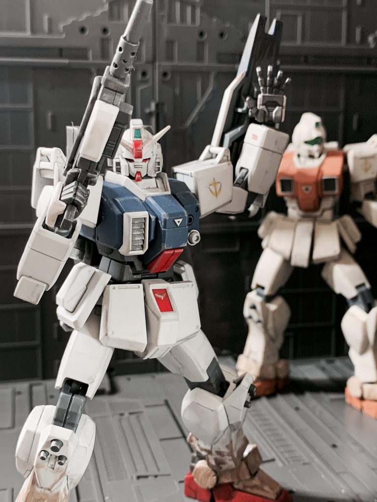 「各機、アローフォーメーション。」「了解、アニッシュ機、左前方を警戒する!」