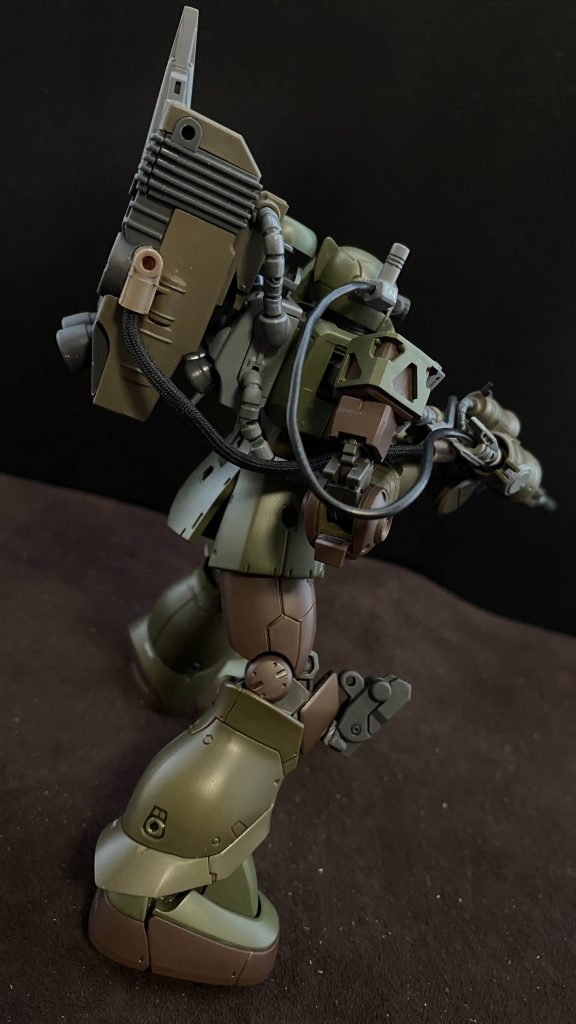 通常のバックパックの上から、ジェネレーターユニットを背負っている。ユニットのスラスターは、排熱口になっているためスラスターとしての機能はない。MS一機分のジェネレーターを背負う本機は、非常に重く、バランスも悪い。