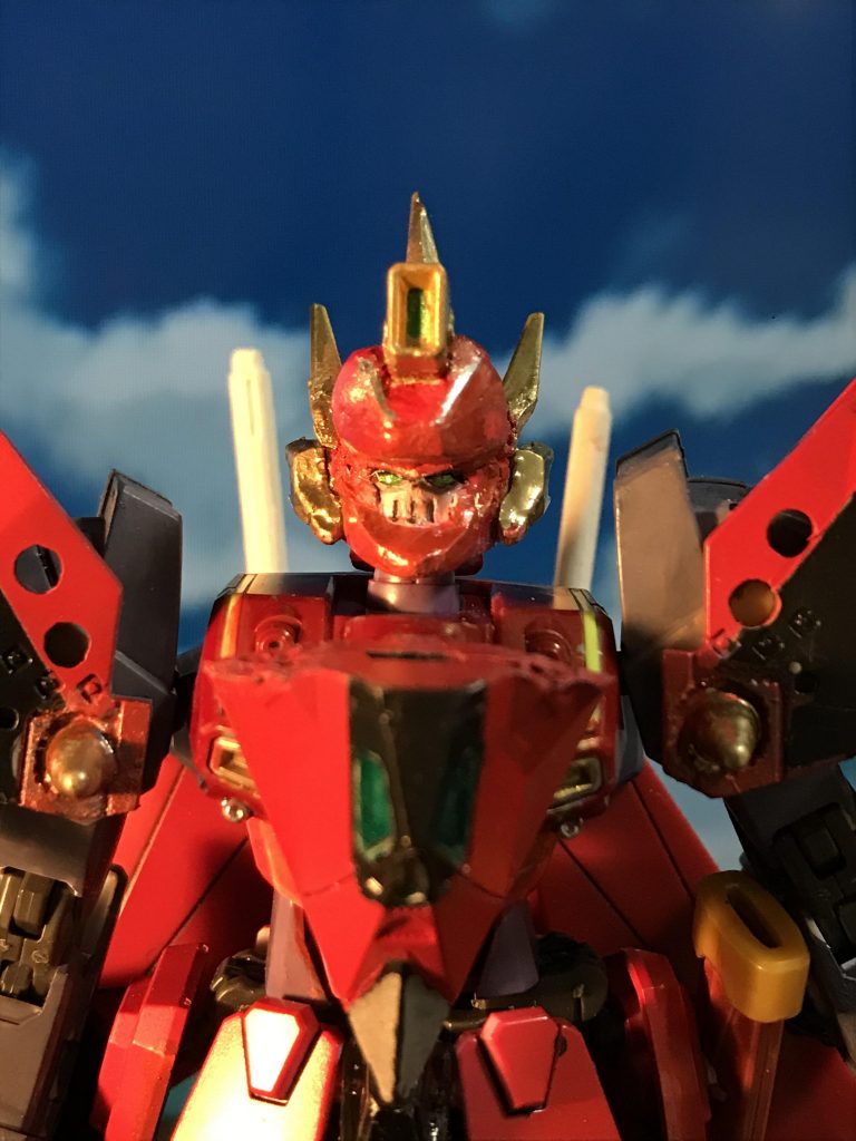 あまり載せたくないですが顔面アップです😭ジャスティスナイトの顔にガチャポンのゼロカスのカメラ、アンテナ、HGアスタロトの顔の横パーツをつけました。近くで見ると手作り感満載です🤣