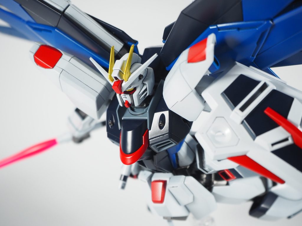 動画では尺の都合でカットしてますが、黒系下地の時はイエローの発色がイマイチなのであえてイエローゴールド系で代用するのも手です