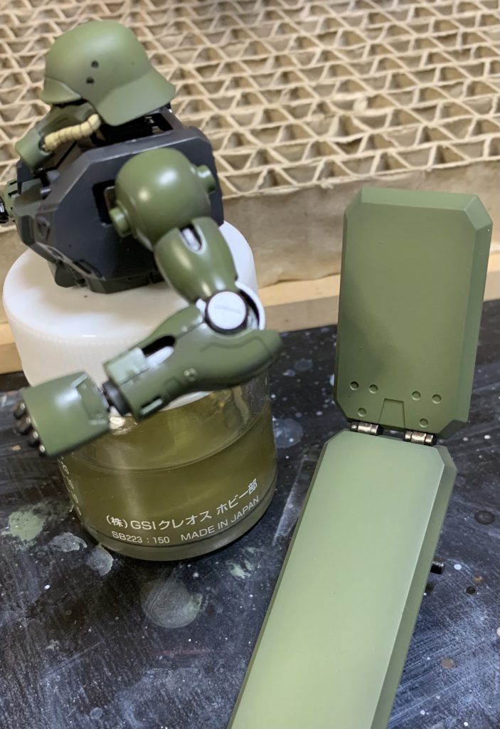 シールド塗り直し後。基本色の上にクリアーブラックをクリアーで割ったものでシャドウ吹き。その上からさらに基本色をクリアーで割ったもので調整してます