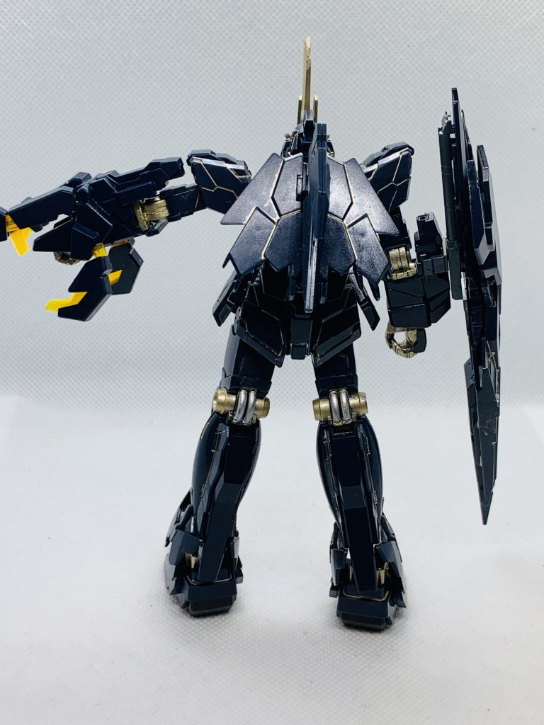 暗い装甲にチタンゴールドが映えてまぁまぁいい感じ