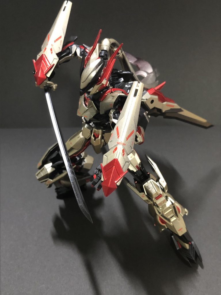 左腰の一振りの刀黒い刀身がメインウェポンで中二心をシゲキきっとこれだけで切り抜けられるくらいに極めています、中の人が