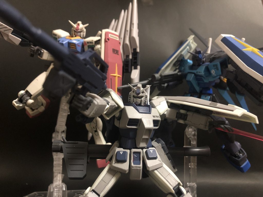 今まで作ったRX78系列と一緒に1枚。左奥がBEYOND、右奥がEGになります。