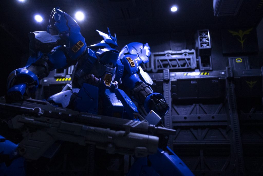 出撃シーンのイラストが鮮明に記憶に残っていたのでそのシーンを再現しようとロングライフルとジオラマを別途作成しました。