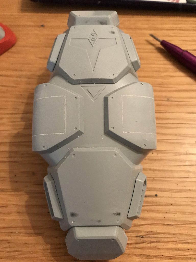 初めてスジボリに挑戦しました今回はシールドや足などの大きな箇所だけやりましたが、次は細かい塗り分けもやってみたいです