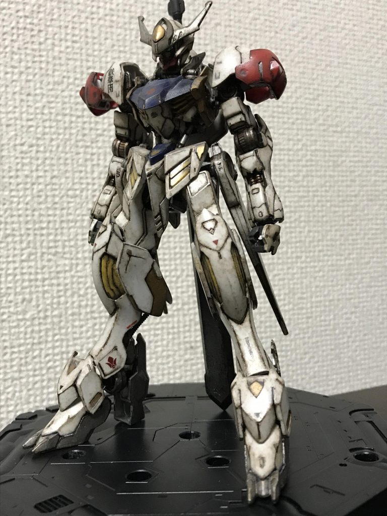 部分塗装&汚し塗装メタルカラーが好きなので、シルバーとゴールドを試しました説明書によると、乾いた後に磨けばよりメタルぽくなるとのことでしたので、もしかしたら磨き方が足りなかったかも…また、汚しに関してはザクの反省点も踏まえ、あまりうるさくないよう意識しましたが、完成後に見てみるとまだやりすぎてしまいましたね(汗次回はもっと抑えるように試してみます!
