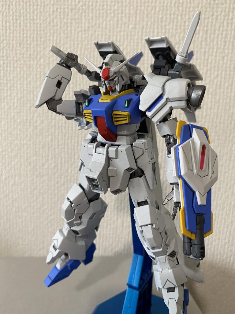 サーベルラックは2本になり、使用時は前に倒れて抜刀の移行を早める仕組みになっています。