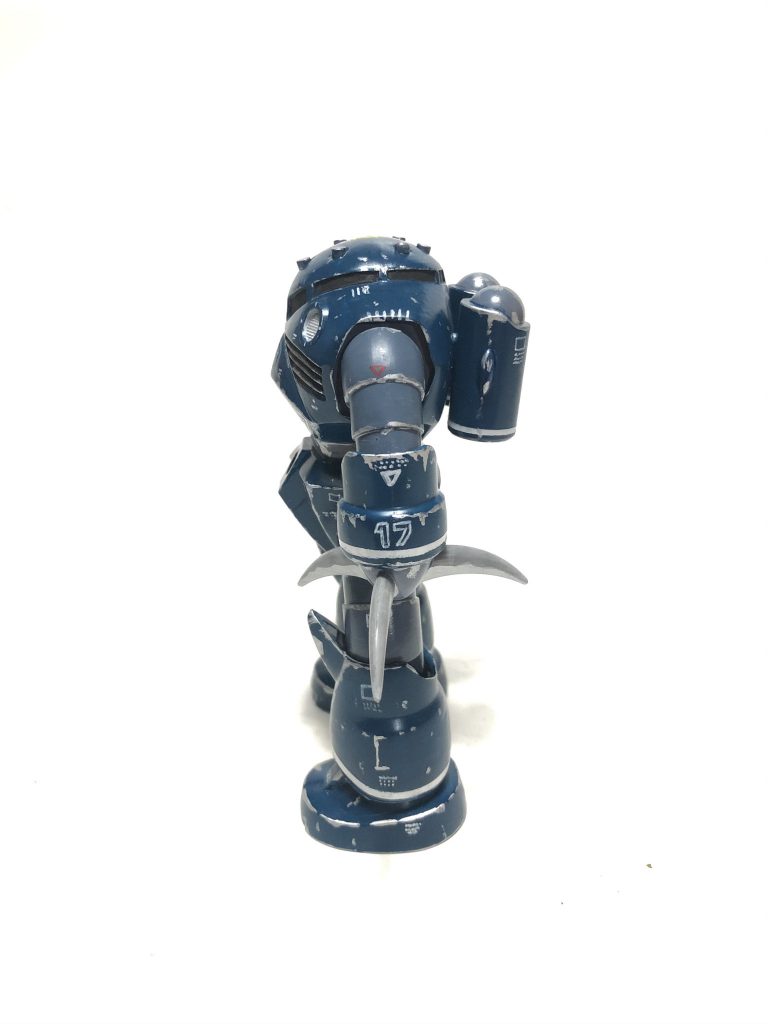 よこ袖や裾などのホワイトラインは手間かけて、白⇒マスキング⇒クリア⇒濃紺⇒マスキング剥がしとひと手間。やった感あります♪