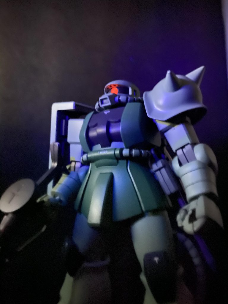 ビコーンこ、コイツ！！目が光るって言うのか！！(アムロ風)はい、蛍光塗料大好きマンです。HGのジオンモビルスーツは作ってて楽しいですね。まだグフを積んでいるぞ…。追記投稿した後で気づいたけど、後ろからの写真、カカトの部分外れかけてますねw