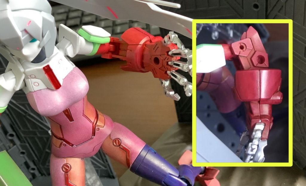 製作工程左右の腕と靴はガンダムマーカーのシャアピンク後、墨入れ無しでリアルタッチマーカの赤を使用して簡単仕上げ