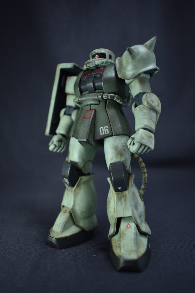 正面ショットマーキングはガンダムデカール ジオン軍MS用汎用④を使用し、リアルタイプを意識した感じにしました。もうちょっと貼りたかったですが、あまり良いマークが無かった…