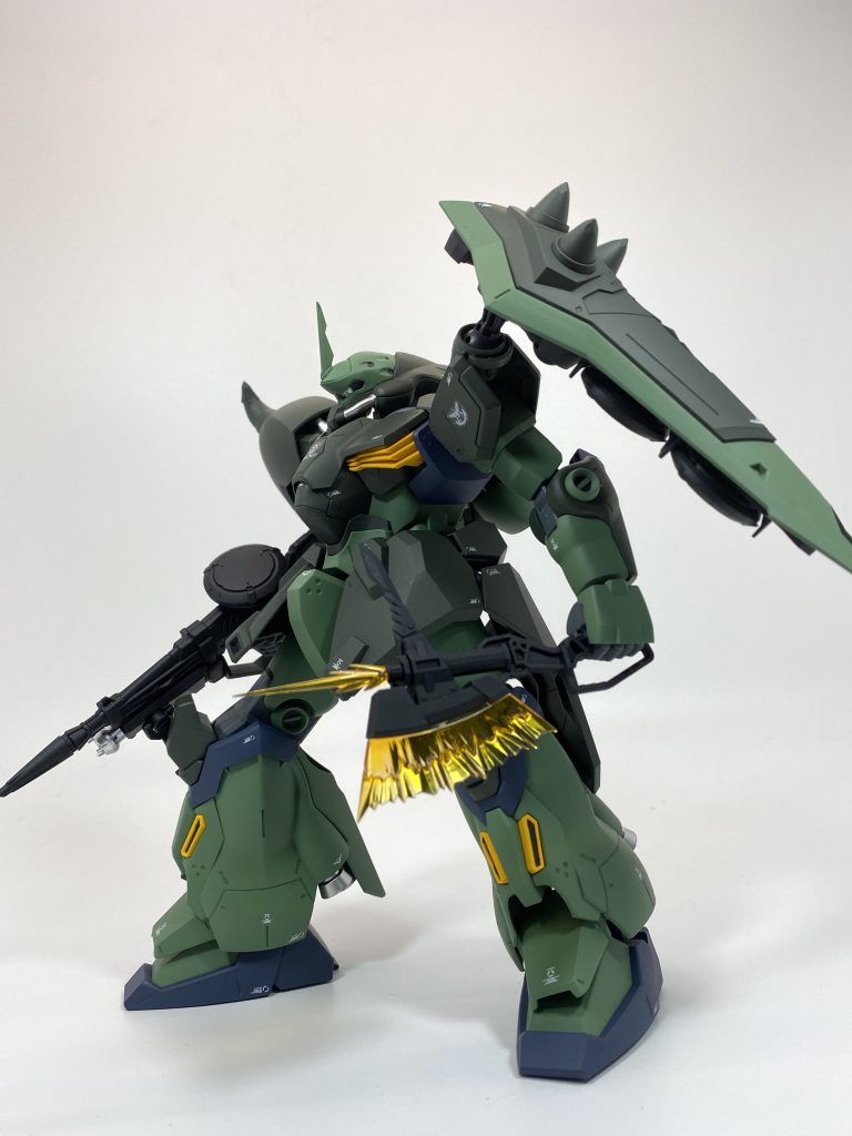 武器は全てザクウォーリアの流用ですが、元々ジオンっぽいデザインなのでよく似合います。