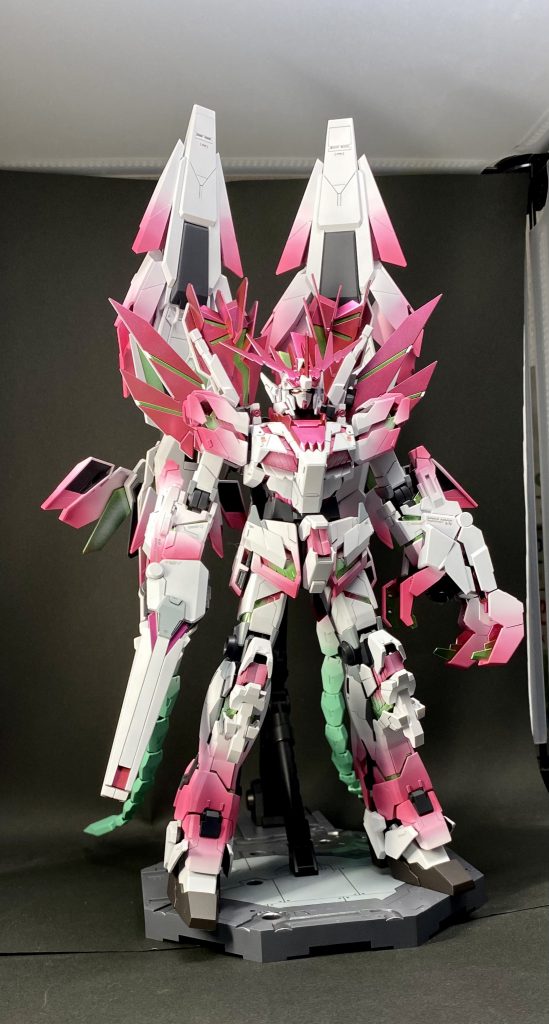 以上ユニコーンガンダムペルフェクティビリティ 全塗装でした。これ頭部と胸部パーツにバンシィ 使ってるからバンシィなのでは?