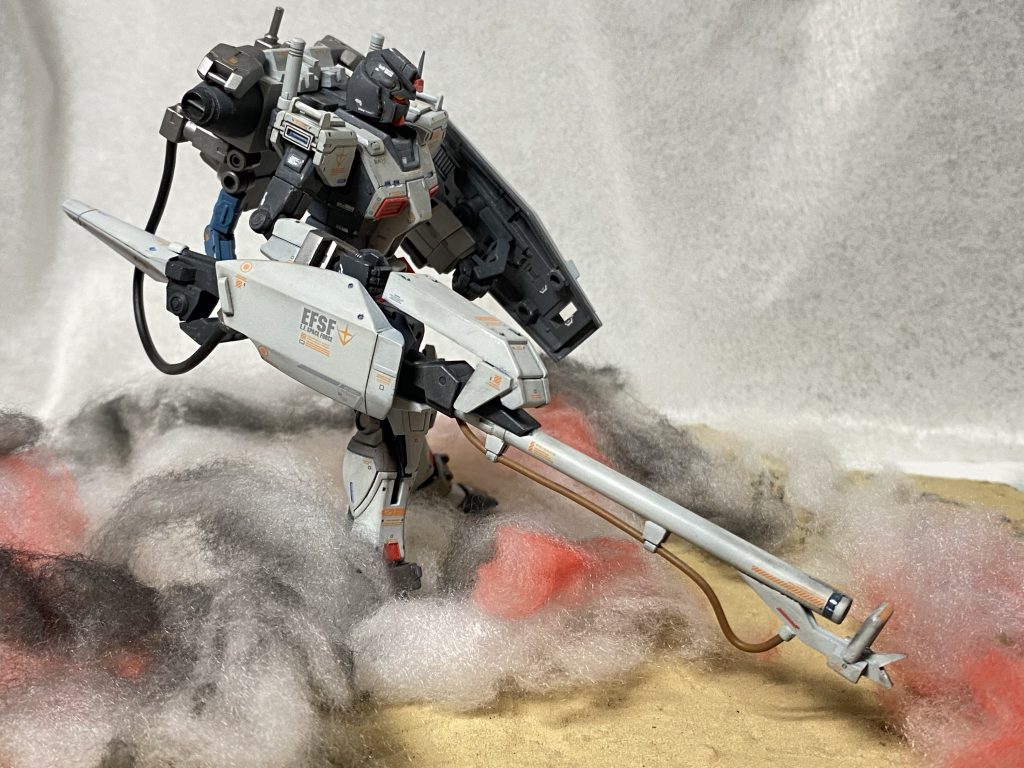 正面と右側から かなりの重量の兵装であり機動性を犠牲にする代わり、圧倒的な破壊力を発揮する。燃焼剤を使い切ると装備をパージしビームライフルでの戦闘に切り替える。パージされた装備は一定時間内に回収されなかった場合、機密保持の為、自爆消滅する。