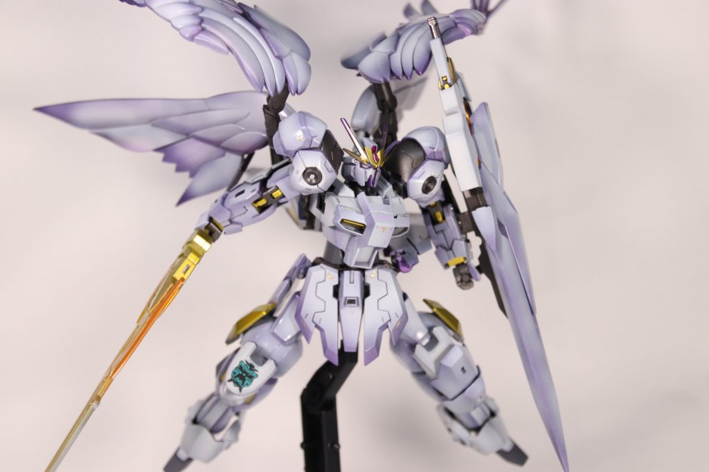 射撃武器は持っていなく基本剣を振って出る衝撃波で攻撃する設定です