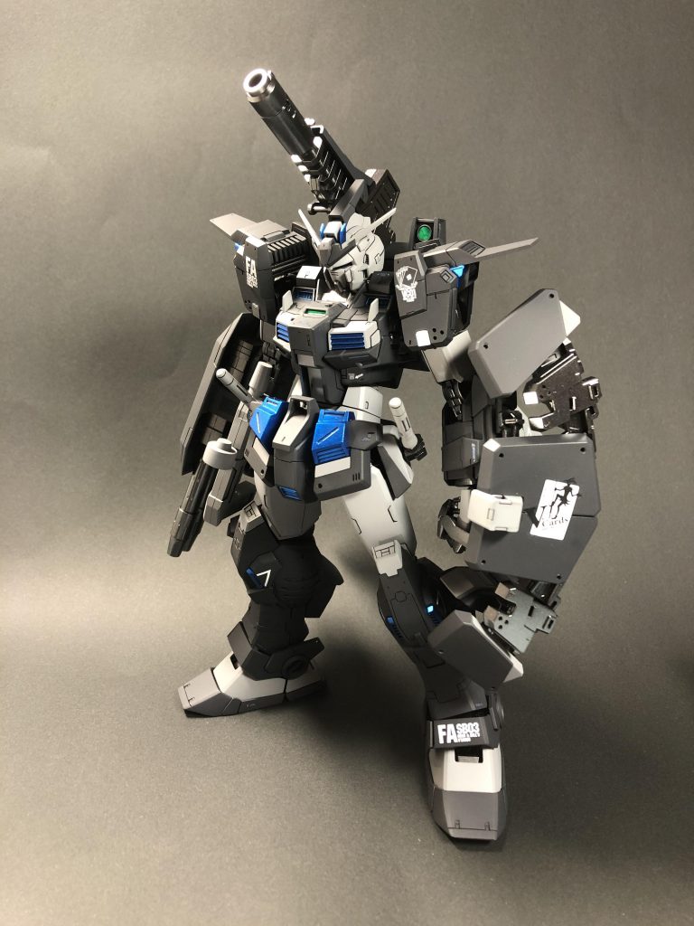 余剰パーツででっち上げたシールド。今見ると腰アーマーまんまですね笑