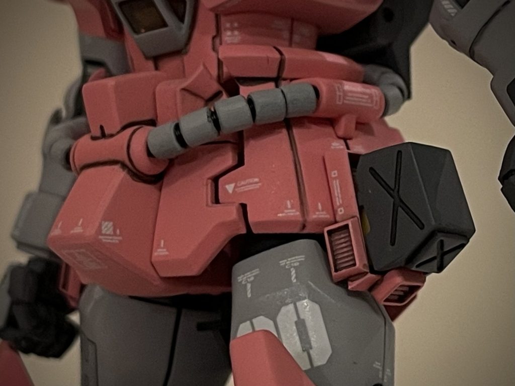 予備マガジン②グフ重装型に倣い左右腰にセット(写真はマスキングテープで仮留め時のもの)。