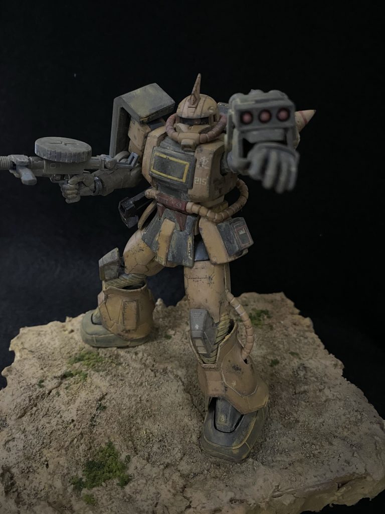 この三連ミサイルポッドがまたいいですね～。関節部にはストローの曲がる部分を塗装したものを噛ませてあります。