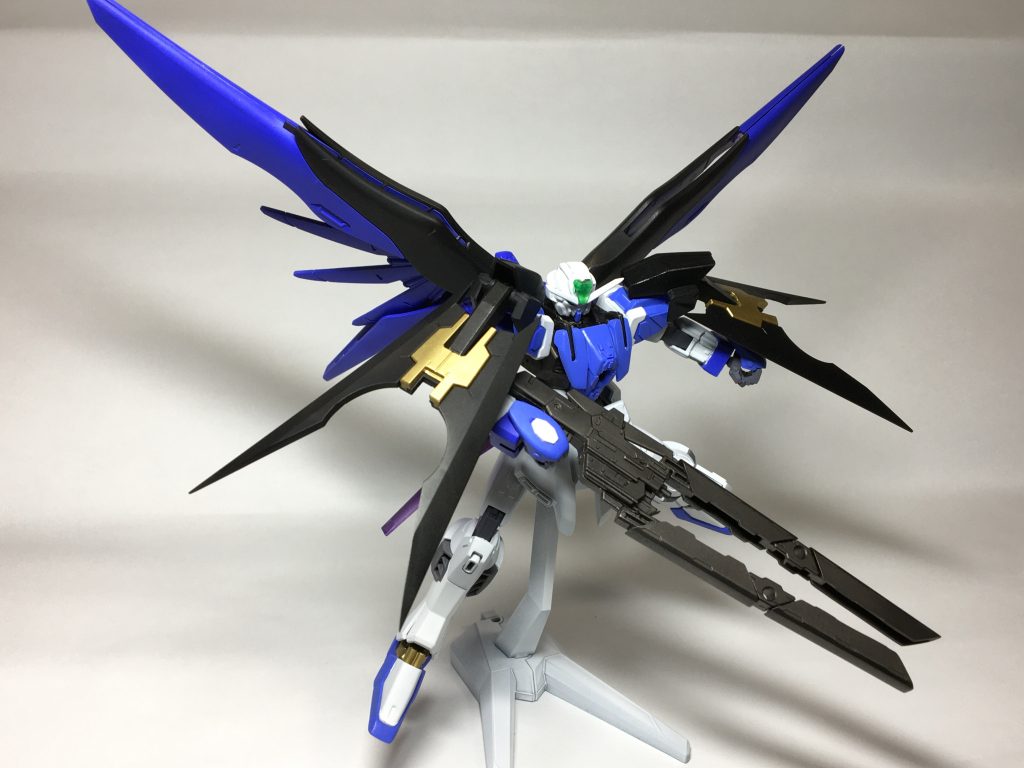 肩のマントは機動のバランスを保つ制御的な役割が主であるが、役割シールドとしても使用可能である。