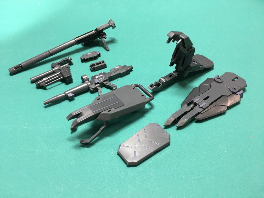 003。ガンダムGP01のビーム・ライフルと陸戦型ガンダム/ジムの使用したショートシールド。ここにきて連邦用武器のセットです。 ビーム・ライフルはオリジナル組み替えのビーム・マシンガンと、「0083」のCDシネマ「ルンガ沖砲撃戦」に出たという新型試作ビーム・ライフルにもできます。「ビルドファイターズ」でビルドストライクと対戦したマラサイが持ってましたね。 ショートシールドは「08小隊」後半から使用された増加装甲付きに加え、オリジナルのグラップル・シールド、ジム・ストライカーやペイルライダー(陸戦重装仕様)の使ったスパイク・シールドにもできます。