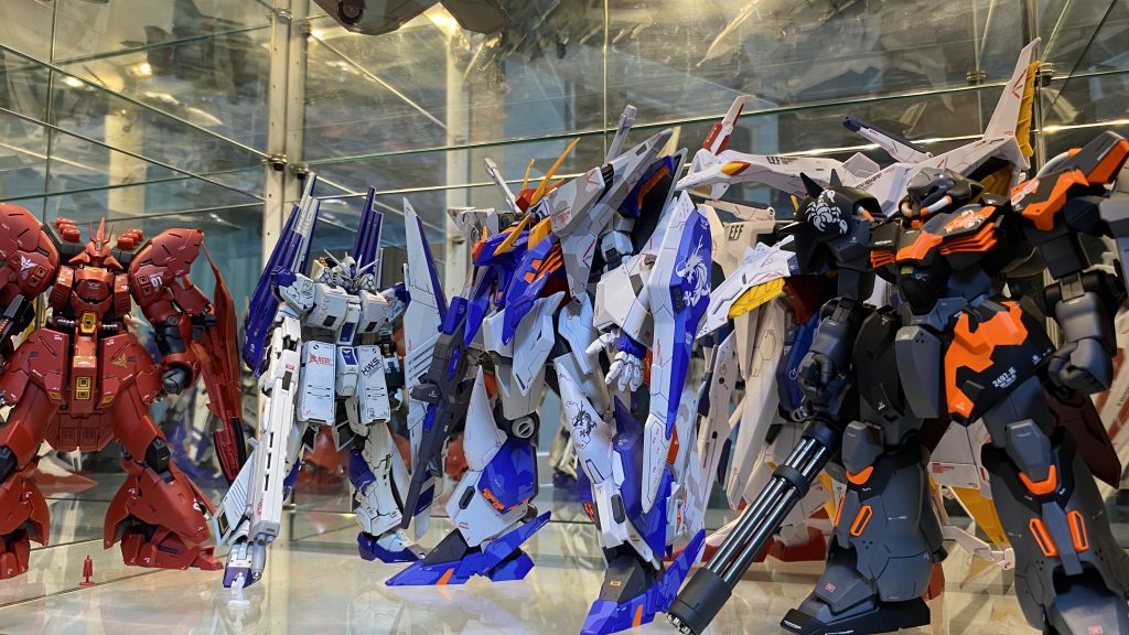νガンダムと並べるとデカさがよくわかる。大型のはずのνガンダムが小さく見える。