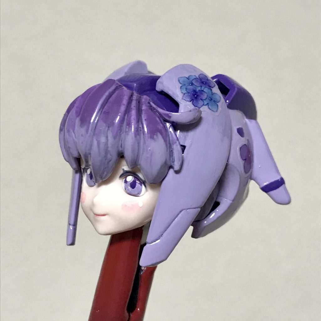 メインの薄い紫色は、FAガールズのアーキテクトのために調色し、その後ドムトローペンにも使っていたものです。我ながらいろいろ使える良い色です(^^)また、前髪の上側や、スカートのスソに使った赤紫は、マクロスΔの美雲ギンヌメールのために調色したものです。この2色がこだわりです。あとは普通のパープル(青紫)とすみれ色を原色のまま使いました。髪のあじさいはレジンアート用のシールです。