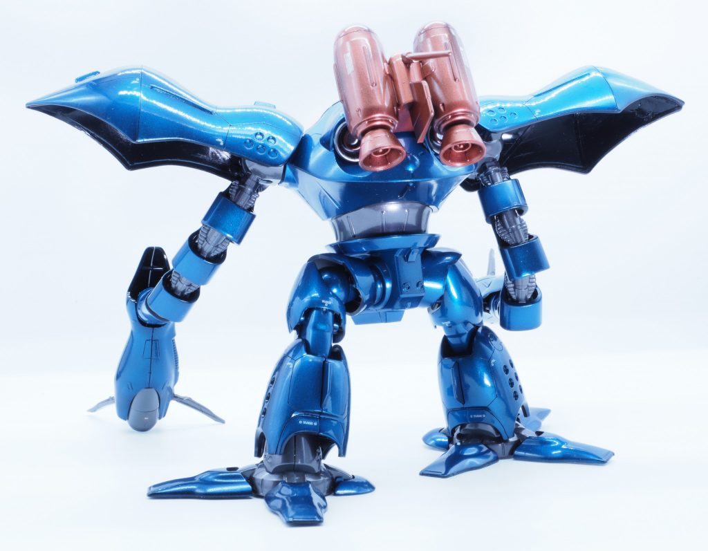 リアの写真でよくわかりますが左手の合わせ目消しに失敗。接着が甘く塗装後に隙間ができてしまいました。リカバリーはあきらめ。次回への教訓にします。ミサイルカバーも塗装したのですが、差し替えで塗膜を痛めそうな気がしたので装備させてません。もう1キット買って差し替え用の腕を作るのを検討中。こうやって余り部品が増えていくのでした。