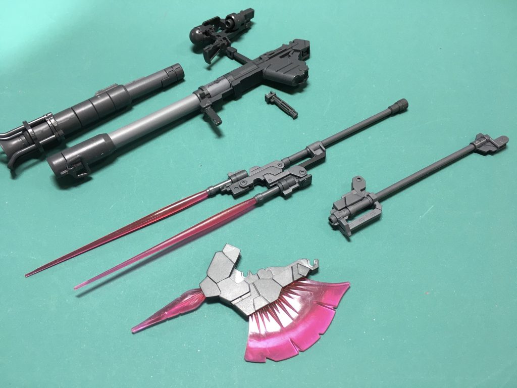 007。旧システムウェポン時代にはここら辺はあまり店頭では見なくなりました。シナンジュバズーカとツイン・ビーム・スピアのセットです。 シナンジュバズーカは確かHGUCネオ・ジオングと発売時期が近く、「バズーカ欲しいけどネオ・ジオングはなぁ…」って方には単品のこちらがおすすめです。まあ今ではシナンジュ・スタイン(NT版)にも付属しますけども…。もちろんシナンジュのビーム・ライフルやシールドに装着できます。組み替えパターンは特務仕様バズーカのみ。 ツイン・ビーム・スピアはジム・ストライカーでおなじみの品。基部の可動ギミックももちろん再現。ハルバードモードやロンググリップ、上手く行けば両刃型のジャベリンモードにもできます。シリーズ唯一のクリアパーツ使用なのです。