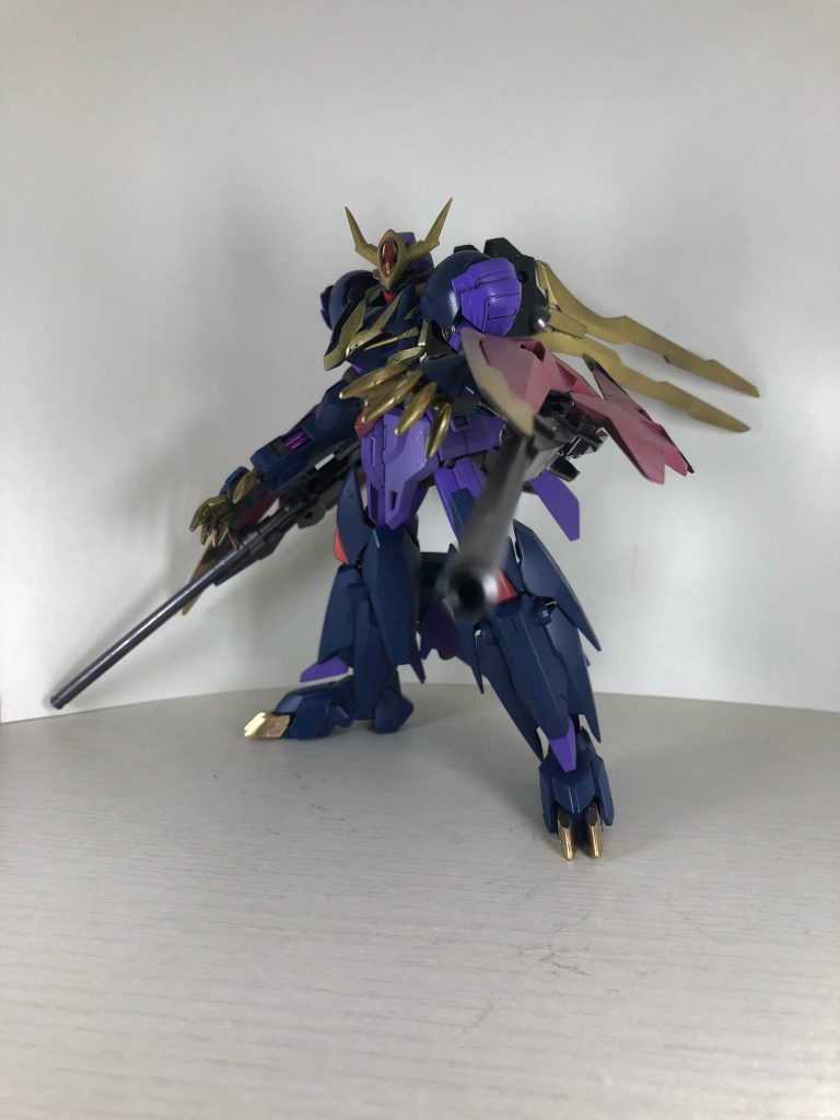 両腕にはサブアームの代わりにゼルトザームのビームランチャーを装備。火力は単純に2倍。砲身を展開した長距離砲撃形態、砲身を畳んだ近距離散弾形態を距離によって使い分ける。