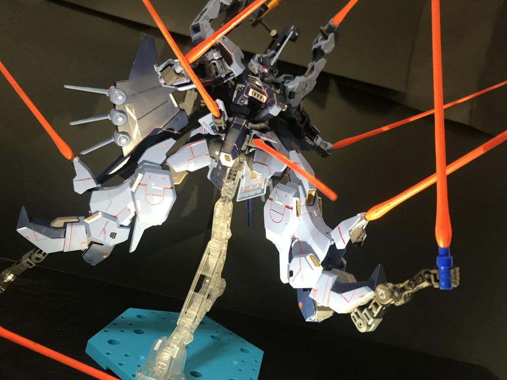 まーこうなるよね(どうしてこうなった)ツッコミが大文字になるほどの破壊力いやこれには訳がありまして 前作ペイルライダーがビームサーベル6本持っててトーリスリッターってペイルライダーの改造機あれ…進化?改造機+ウアオ=化け物6本×ウアオは2倍=12本12本だ!よーしやろう!えー………だから私はアホなのだ!