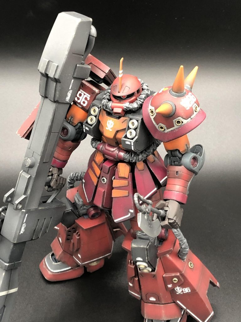 ザク単体です😶キット全体的に改造と呼べる事はほぼして無くてグラデ塗装とドライブラシ、チッピングといつもと変わりない仕上げで完成させました😊