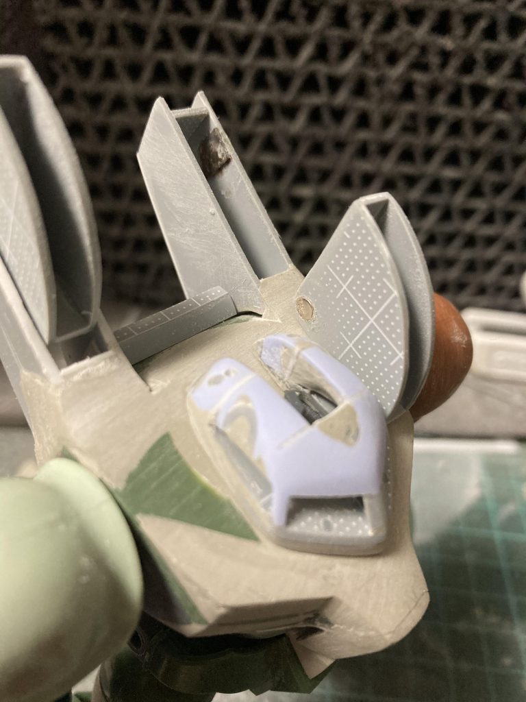 ミサイルポッド基部には折ったカッターの刃を貼り付けネオジム磁石でくっつける強引仕様。プラモはやはり強引に行くのが正解らしいです└( 'ω')┘