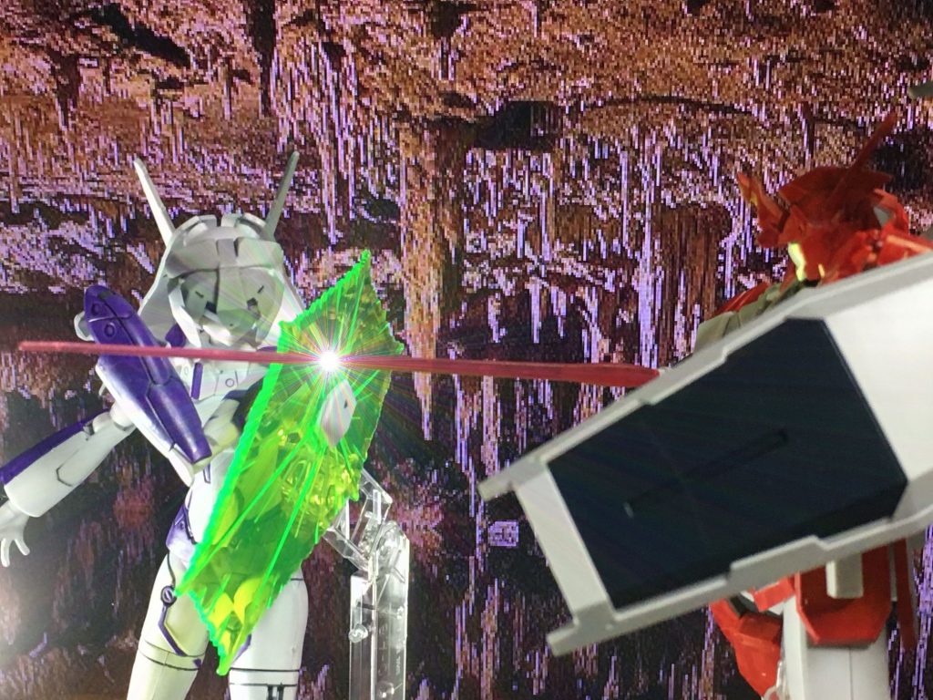 ビームシールド本機の防御兵装。回避を主とする本機だがこれがあるために当ててもダメージが通りにくい。