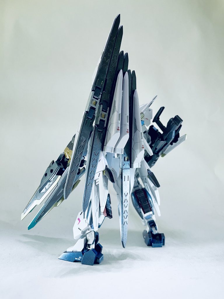 フィンファンネルはフェイクνのものを使用。カッター筋彫りとシルバーでの色分け、デカールで情報量アップ。筋彫りは超苦手です(⌒-⌒; )