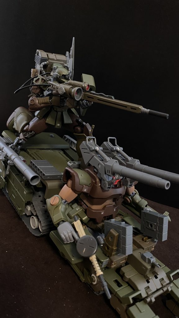 「…まさか中尉の上に乗れる。とは思いませんでした」 揺れるコクピット内、ベットセットから静かに声が聞こえる。 「伍長…、そう言う誤解されるような言い方すると、皆から袋叩きにされるよ…」 今、背中にヨルク・ハモンド伍長を乗せ狙撃ポイントへと向かっている。当然、私が彼を背負っているわけではない。私の操縦するドム