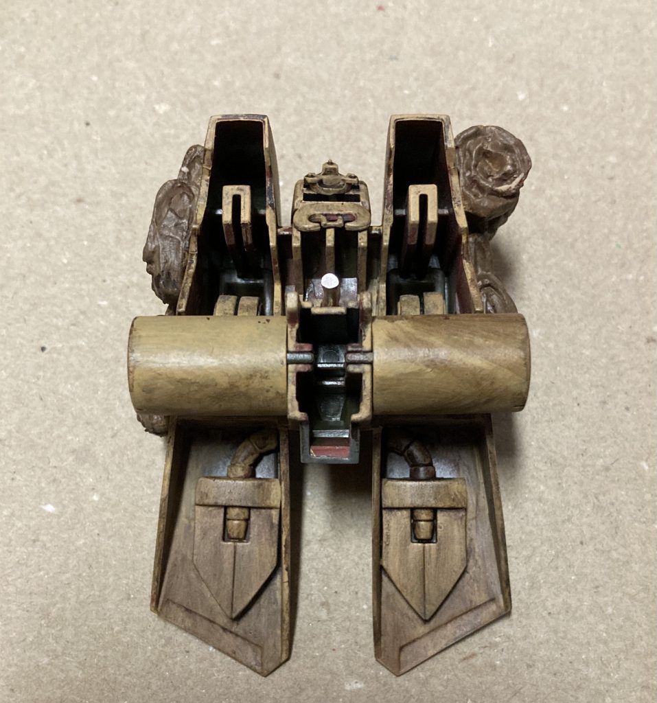 本来の腰パーツはバックパックのディテールアップに使いました。