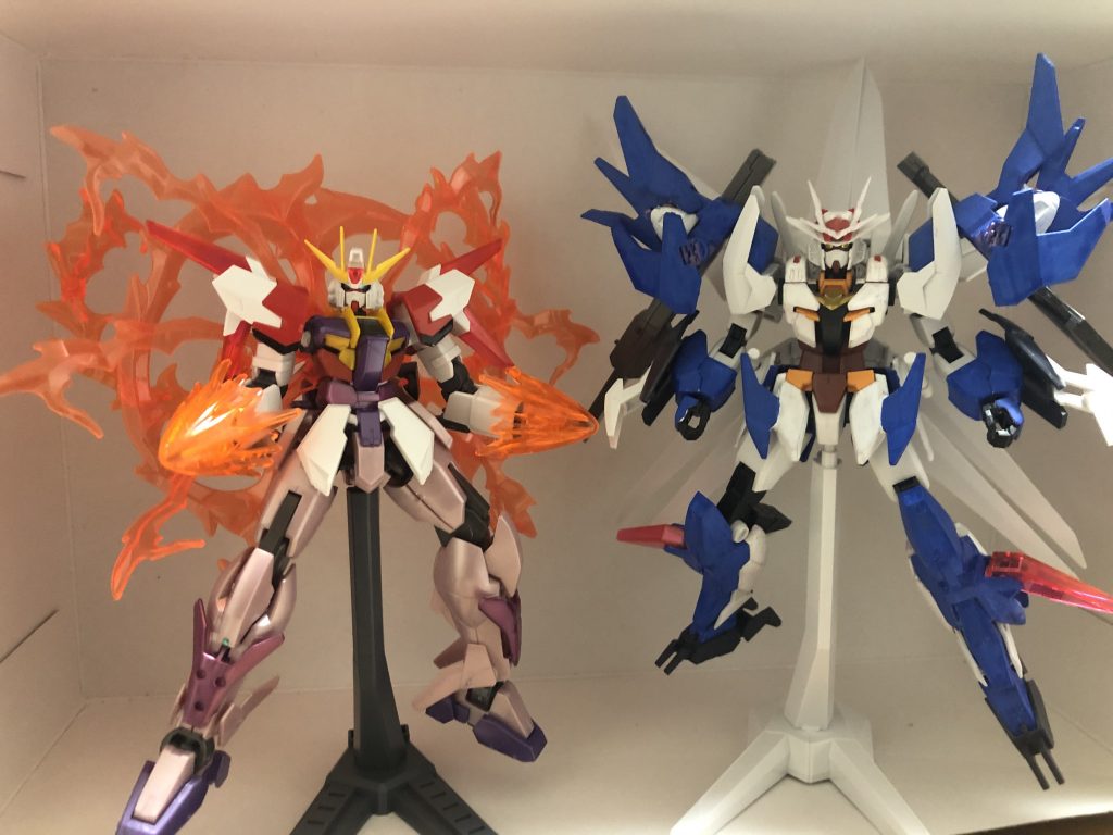 前回作成したビルドガンダムコスモスカイと共に