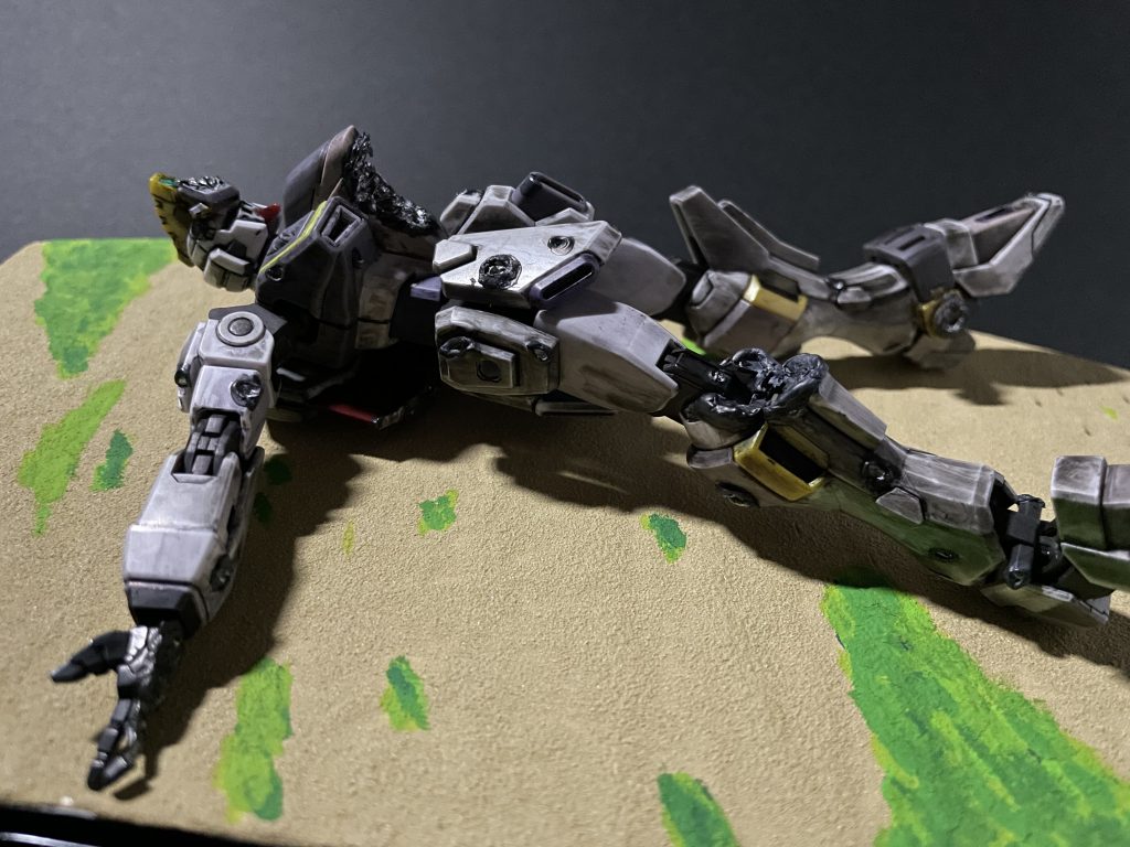 右側面右手にはダブルオーダイバーの平手を付けて、手首には余ったパーツを付けて接続部分を隠しています