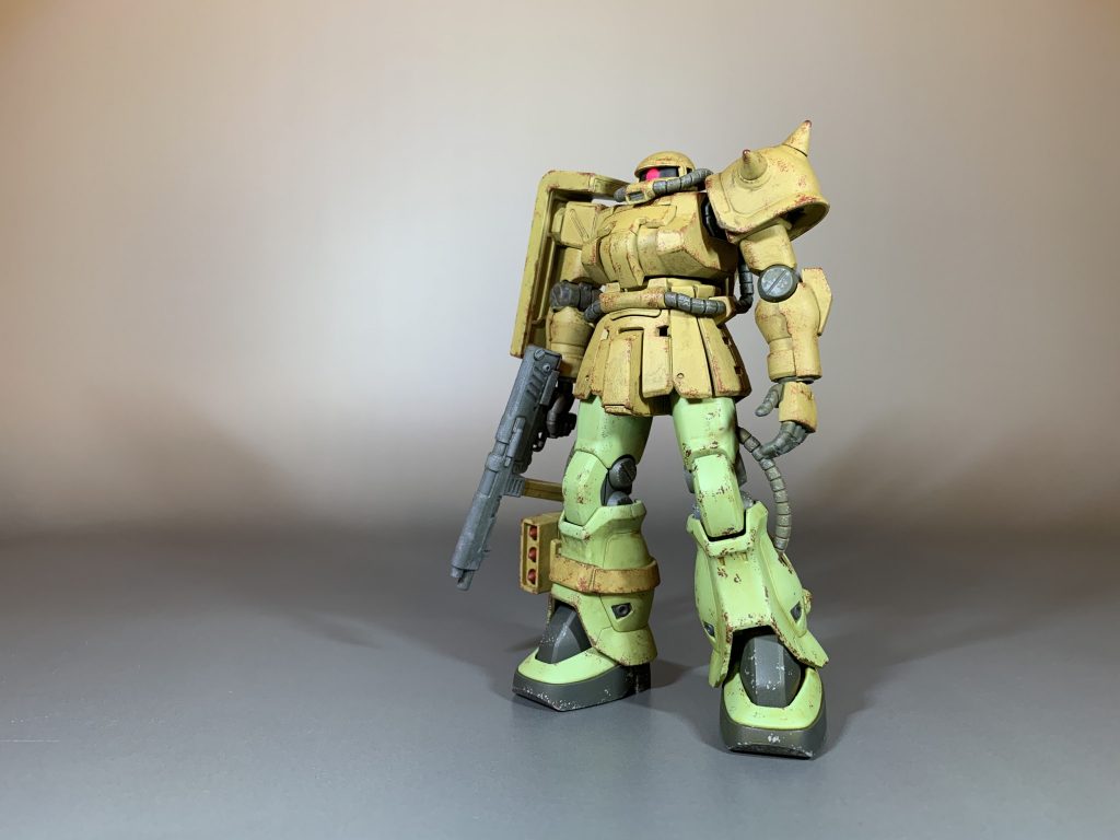 塗装と言っても上半身をアクリル塗料で筆塗りしただけです。