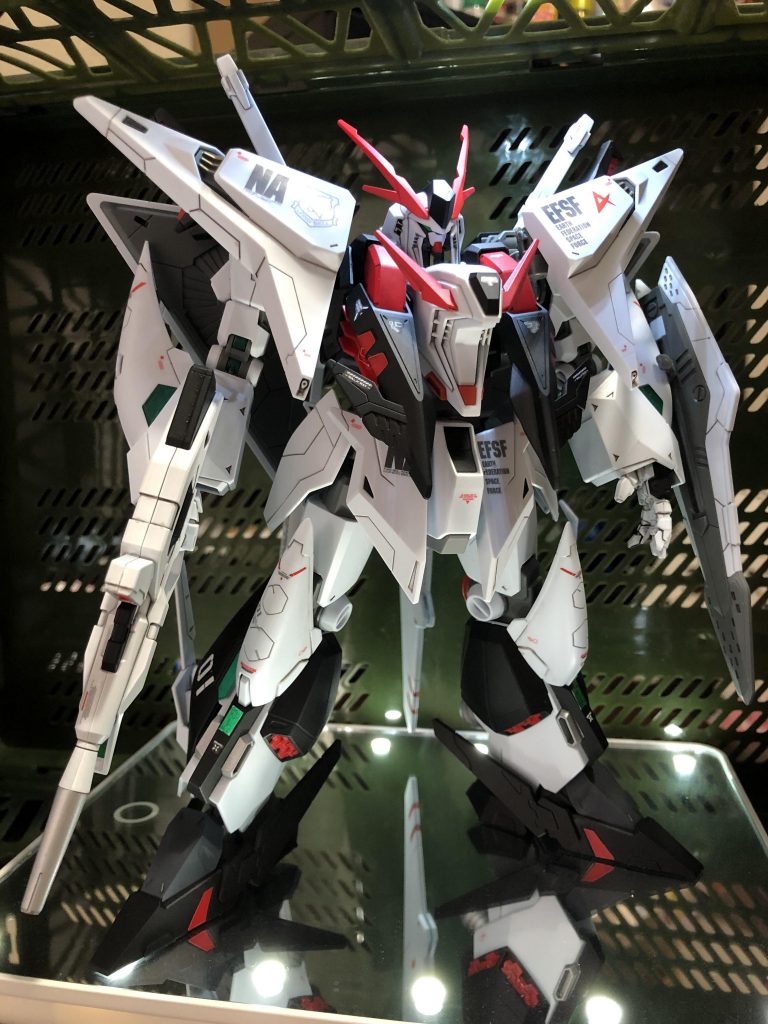 今度はνガンダムに寄せて塗装してます。