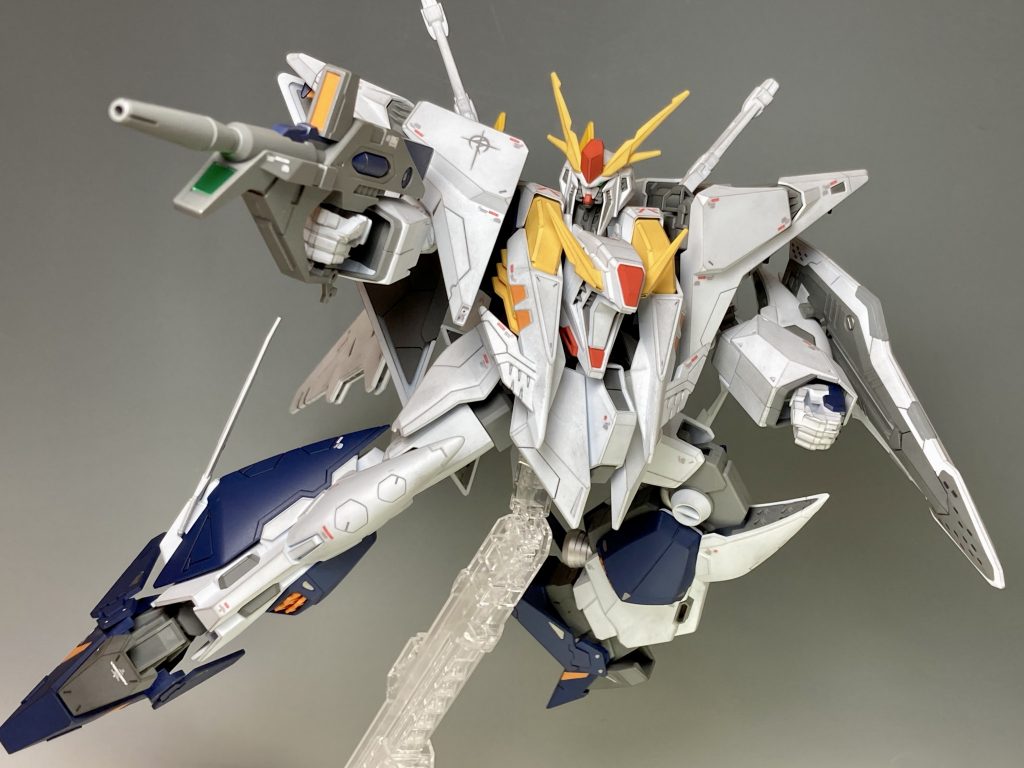 ライフルを構えて!色々と干渉するので、ポージングは難しいです(汗