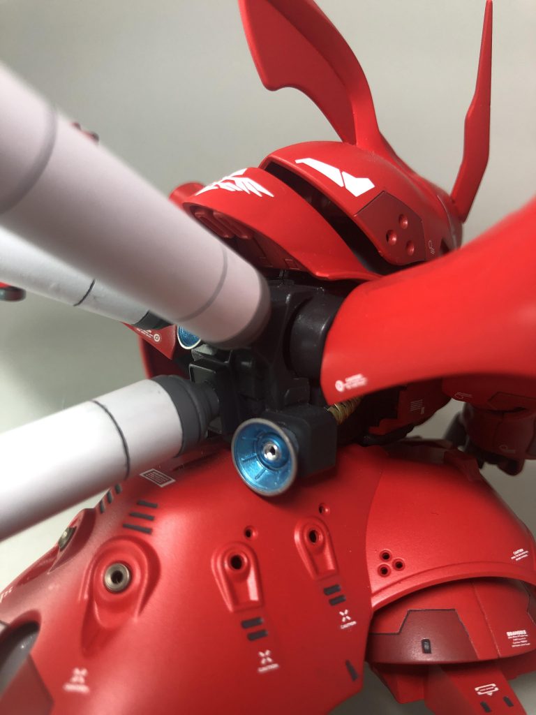 デカールは手元にあったRGシナンジュのガンダムデカールを使用。首元のジオンマークは本当は前に貼りたかったのですが、間違えて貼ってしまいました。これもご愛嬌•••。ガンプラに正解はないのだ!